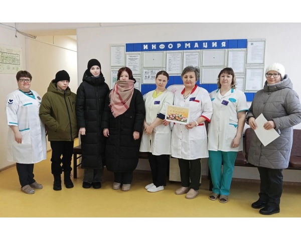 Волонтеры школы поздравили женские коллективы села Ражево с наступающим праздником!