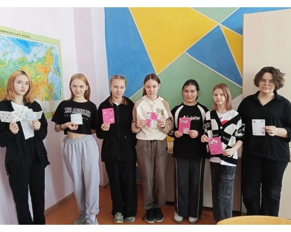 Накануне Международного женского дня на уроке английского языка ученики школы совместили приятное с полезным: смастерили яркие весенние открытки для своих мам и бабушек