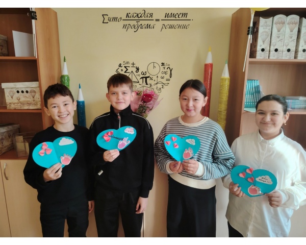 Активисты Движения Первых Земляновской школы изготовили поздравительные открытки ко Дню Отца