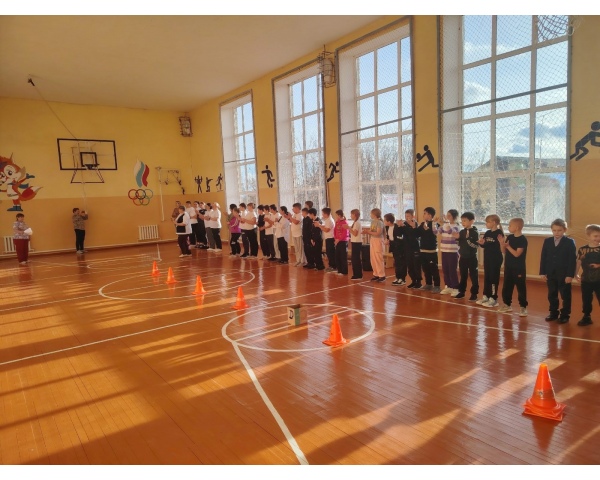 В школе прошёл спортивный праздник «Мы с мамой ловкие и смелые».