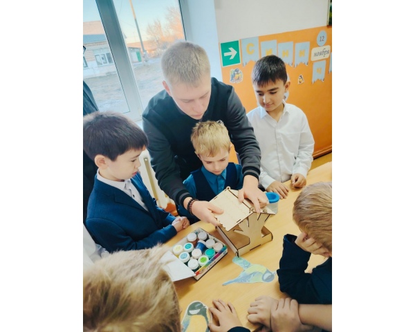 Активисты Движения Первых подготовили вместе с юными экологами кормушки для птиц.