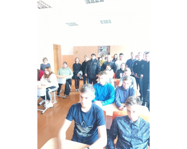 В единый День правовых знаний в Гладиловской школе участковый инспектор Фарзалиев Д. Р. провёл беседу с учащимися на тему 