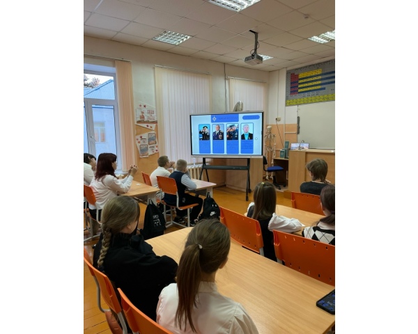 24 ноября час общения «Разговоры о важном» в 6 классе был посвящен теме «Профессия — жизнь спасать».