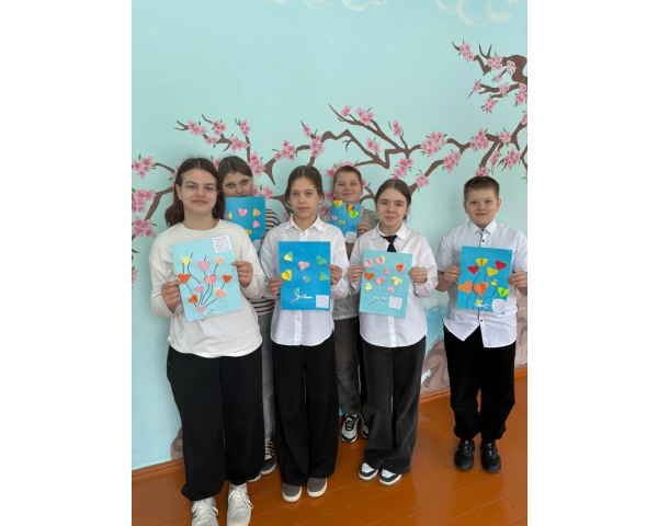Учащиеся 5 и 6 классов приготовили открытки для своих мам.