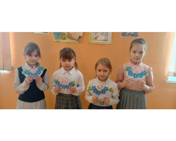 Учащиеся 1 класса приготовили открытки для своих мам.