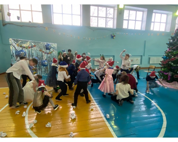 Сегодня, 26 декабря 2025 года, для учеников начальных классов прошла праздничная Новогодняя ёлка.