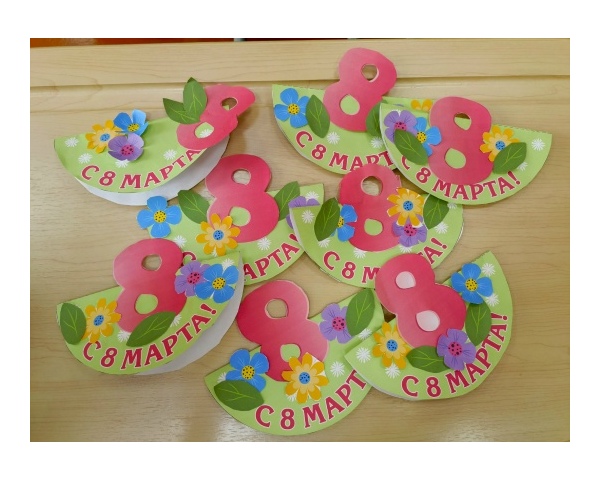 Учащиеся 2 класса поздравляют своих дорогих мамочек с Международным женским днём!