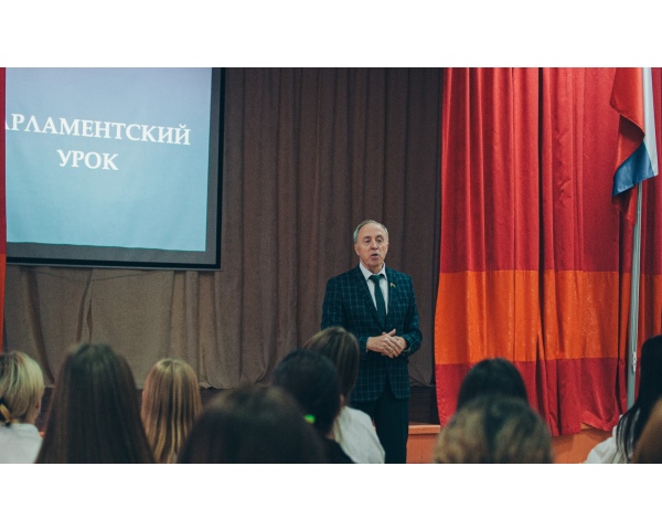 Депутат Виктор Рейн провел парламентский урок для учеников школы.
