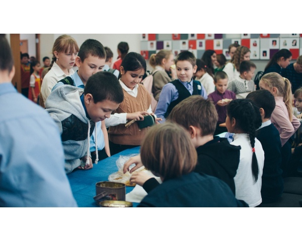 В рамках закрытия года народного искусства и нематериального культурного наследия народов России, а также в рамках декады начальной школы, в школе прошла мини-ярмарка.