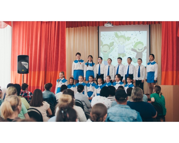 В школе прошло общешкольное родительское собрание и отчетный концерт творческих коллективов школы.