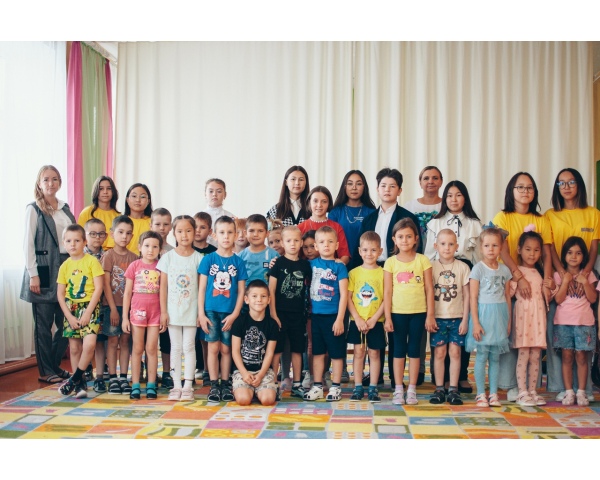 В День дошкольного работника учащиеся школы и активисты Российского движения школьников, вместе с Советником по воспитанию, поздравили работников детского сада 