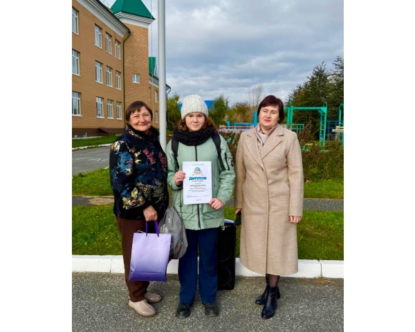 Традиционно новая учебная неделя в школе началась с торжественной линейки. 