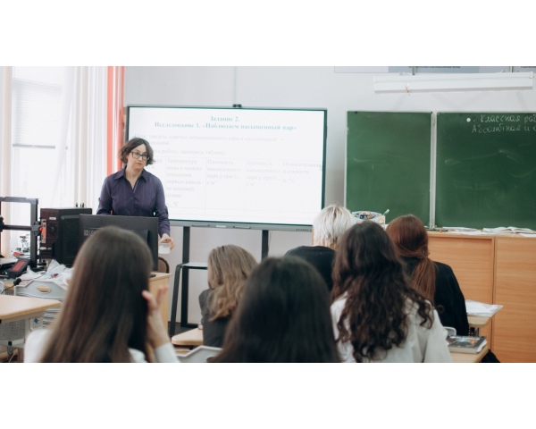 Наш учитель физики Кузьминых Ирина Геннадьевна, руководитель окружного методического объединения (ОМО), провела открытый урок на семинаре по теме «Повышение научной информативности в области педагогического опыта».