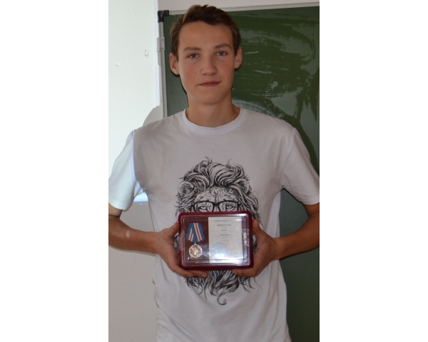 Ученик 9 класса Виноградов Денис награжден медалью 