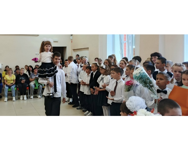 Торжественная линейка, посвящённая началу нового учебного года и Году единства народов России.