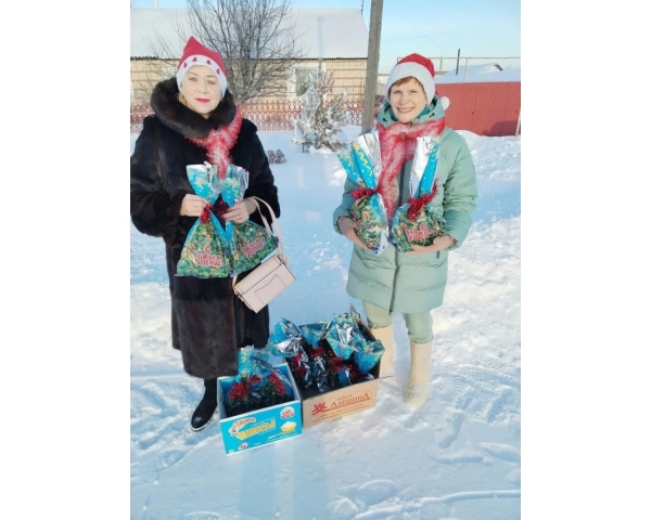 Педагоги Ражевской средней школы поздравили тех, кто много лет отдавал своё сердце и душу ученикам, кто закладывал основы знаний, доброты и мудрости!