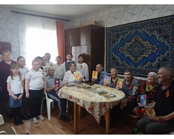 Учащиеся  школы поздравили с Днем Победы жителей Ражевского Дома Ветеранов