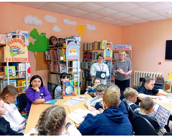Для учащихся Ражевской школы прошёл библиотечный урок знакомства со справочной литературой 