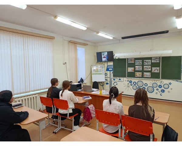 В преддверии годовщины снятия блокады Ленинграда для старшеклассников был проведён урок памяти 