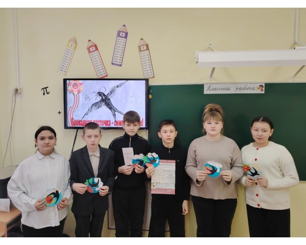 Юные активисты Движения Первых Земляновской школы дали старт акции «Блокадная ласточка»